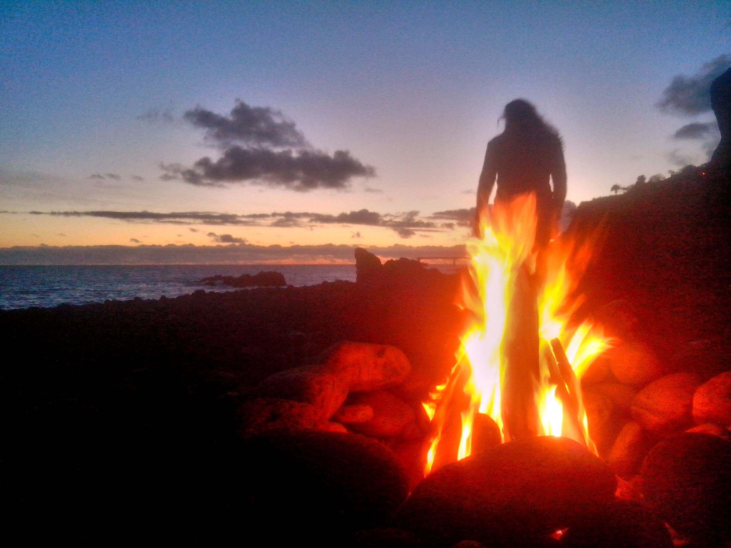 Convivio fogueira na praia ao por do sol